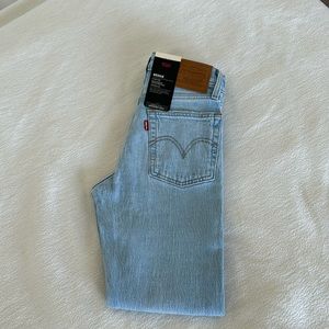 Levi’s Light Wash, Premium Wedgie Icon, Size 23.